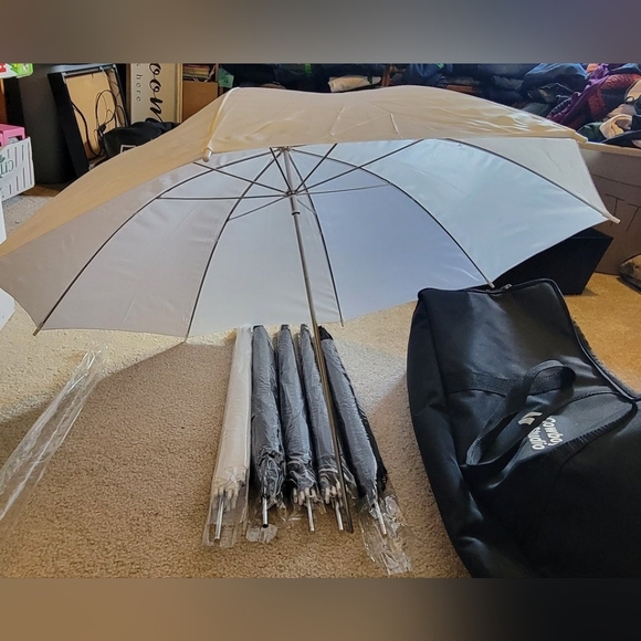 Cowboy Studio Lighting Kit 2 adjustable tripods 80" tall,  8 umbrellas & carryin - Picture 4 of 13